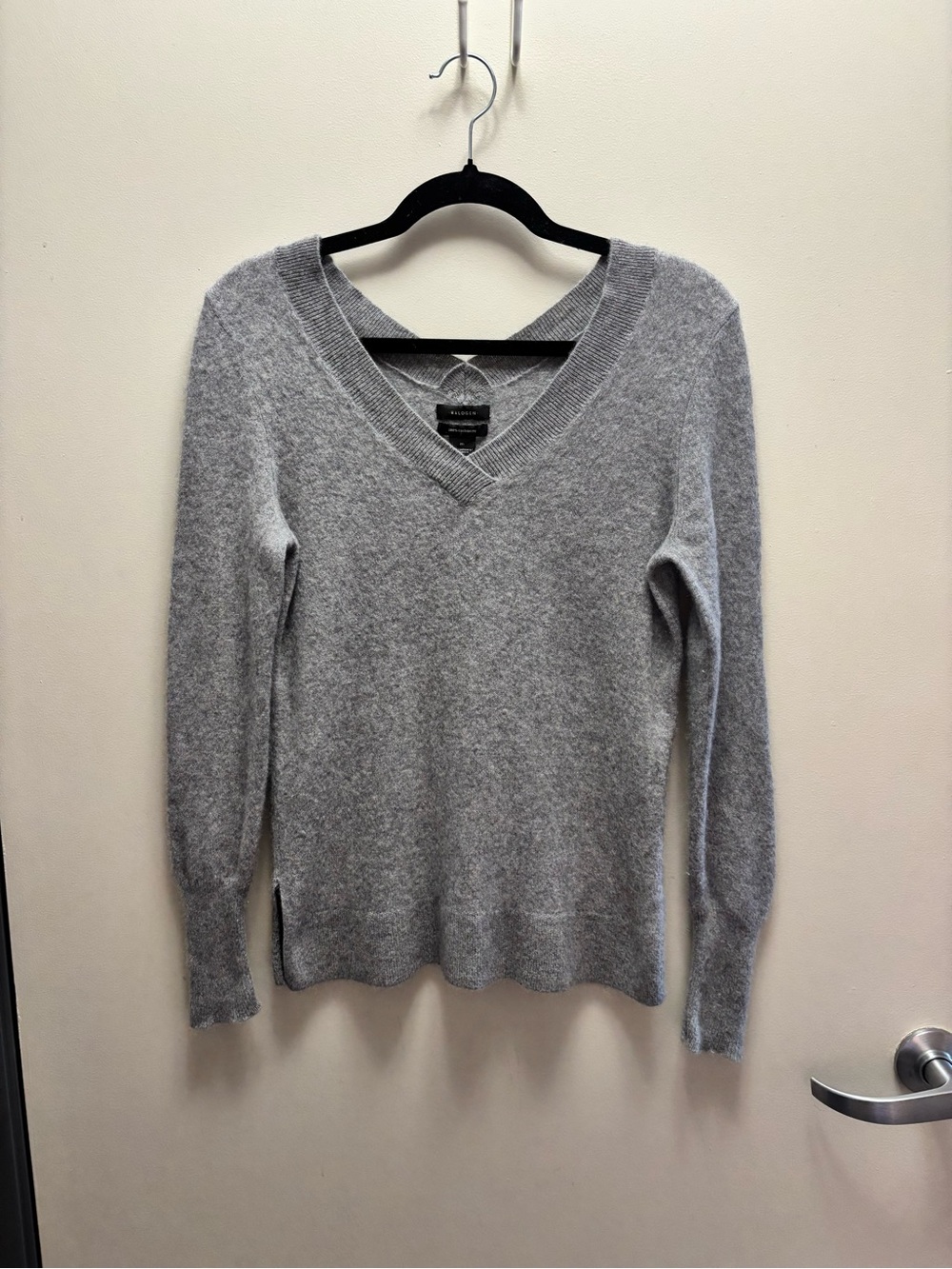 Halogen Light Gray V-Neck Cashmere Sweater